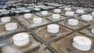 أسعار النفط تهبط وتطمينات عراقية باستمرار ضخ الخام