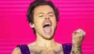 "قطع دجاج" توقف حفل هاري ستايلز  في نيويورك.. ما القصة؟ (فيديو)