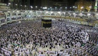 ضيوف الرحمن يطوفون حول الكعبة - أرشيفية