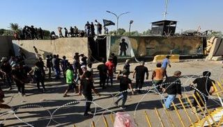 متظاهرون على أسوار المنطقة الخضراء