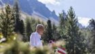 صعد جبل.. رئيس النمسا يثبت لياقته لولاية ثانية