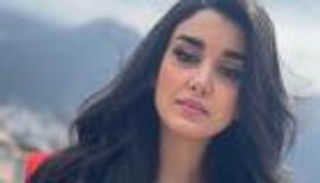 بفستان قصير.. جيهان خليل في إطلالة ناعمة وسط البحر (صور)