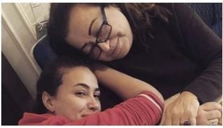 الفنانة التونسية هند صبري مع والدتها