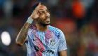 صفقات برشلونة.. "فك مكسور" يفسد انتقال أوباميانج إلى تشيلسي