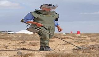 عسكري مصري خلال عملية إزالة مخلفات الحرب العالمية الثانية