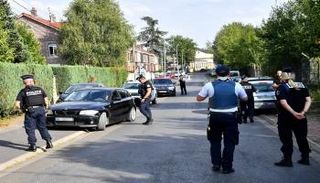 الشرطة الفرنسية خلال عملية تفتيش