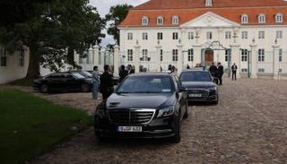 سيارات الوزراء أمام مقر الاجتماع