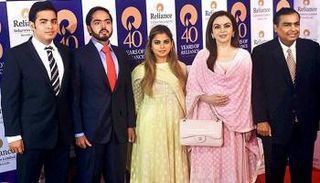 أمباني برفقة عائلته - أرشيفية