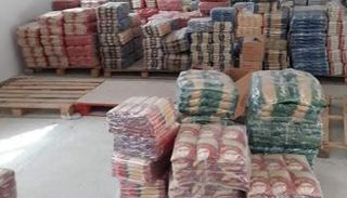 مواد غذائية تم تخزينها من قبل المحتكرين