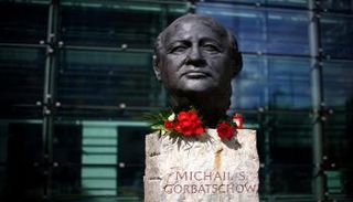 تمثال للزعيم الأخير للاتحاد السوفيتي ميخائيل غورباتشوف في برلين