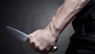 رجل يخمل سكينا - تعبيرية