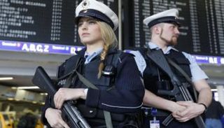 عناصر من الشرطة السويسرية - أرشيفية