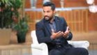 كريم فهمي يرد على منتقدي صورته مع شقيقه وزوجتيهما