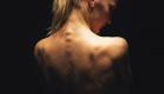 مصري ينشر فيديو لفتاة تخلع ملابسها في مكالمة معه انتقاما من أهلها