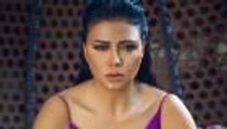 رانيا يوسف تسترجع أيام الطفولة.. "مرجيحة وفستان مكشوف" (فيديو)