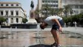 معاد تدويرها.. ستائر بلاستيك تحمي قرية إسبانية من الشمس