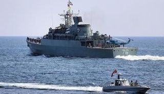 إيران تفرج عن زورقين أمريكيين احتجزتهما بخليج عدن