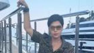  شمس الكويتية تستعرض جمالها وسط البحر.. هوت شورت وحذاء رياضي