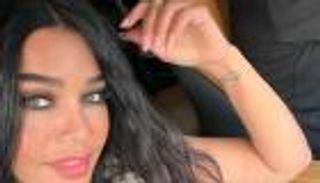 هيفاء وهبي في جلسة تصوير مثيرة.. قلب أحمر وملابس جريئة (صور)