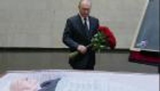 فيديو.. بوتين ينحني أمام جثمان جورباتشوف