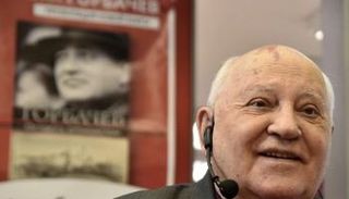 ميخائيل غورباتشيف متحدثاً في مكتبة في موسكو قبل سنوات (أ ف ب)