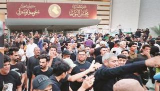 انصار الصدر خلال اعتصامهم أمام البرلمان