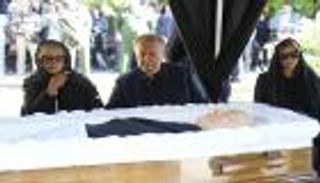 دموع وورود وغياب بوتين.. الروس في وداع جورباتشوف (صور)