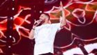 محمد حماقي في أحدث حفل غنائي بالعلمين.. ما سعر تيشيرته؟ (صور)