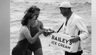 فتاتان بالمايوه على أحد الشواطئ في القرن الماضي