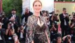 رانيا يوسف وجوليان مور.. الحديث عن أزمة "البطانة" يتجدد