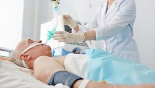 مريض يعاني من التهاب رئوي - أرشيفية