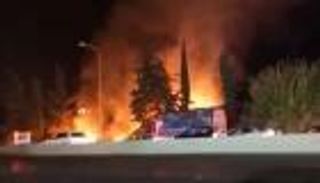 حريق هائل بالقرب من محطة وقود في لبنان (فيديو)