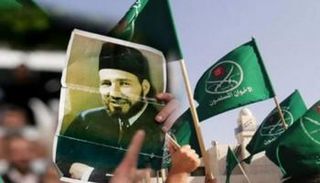 عناصر من تنظيم الإخوان يرفعون صورة المؤسس حسن البنا - أرشيفية