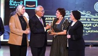 وزير التعليم يكرم لبلبة