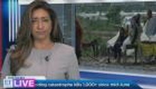 مذيعة تبتلع ذبابة على الهواء.. رد فعل غير متوقع (فيديو)