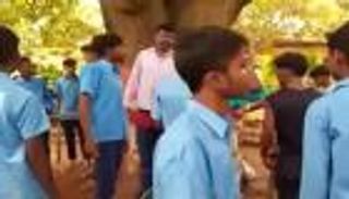 منحهم درجات متدنية.. طلاب هنود يضربون أستاذ رياضيات بعد ربطه بشجرة