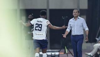 سالم الدوسري مع مدربه رامون دياز 