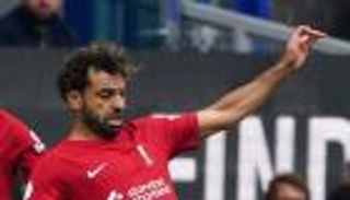 رافعا علم مصر.. محمد صلاح يستعيد الابتسامة بقميص ليفربول الجديد (صور وفيديو)