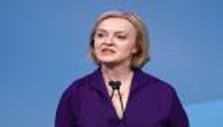 تشجع فريقا هابطا.. 4 معلومات تلخص علاقة ليز تراس بكرة القدم