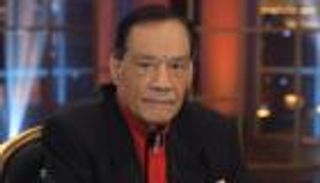 حلمي بكر ينفعل على مذيعة مصرية: "هتدوني كام؟" (فيديو)