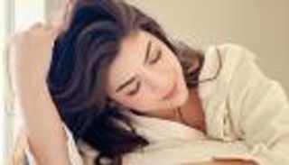 ميرنا جميل وإطلالة من "السرير".. رقيقة ومتأملة (صور)