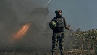 جندى أوكراني يحمل ثمرة بطيخ في إقليم دونيتسك