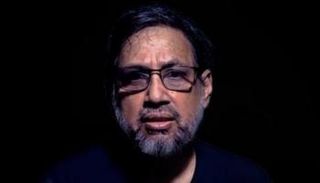 صورة اقتطاع من فيديو بثته القاعدة لمناشدة موظف أممي هددت بإعدامه