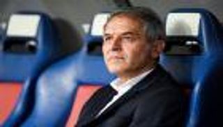 لم يعمل منذ عامين.. من هو المدرب المصاب المرشح للأهلي المصري؟