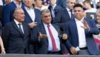 ليس حادثا منزليا.. الكشف عن سبب "تورم عين" رئيس برشلونة