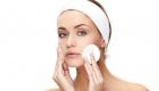 تأثير زيت التنظيف على بشرتك.. سلاح ضد الشوائب