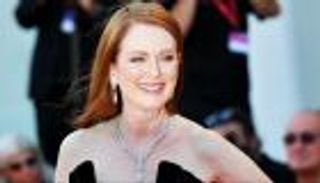 إطلالة براقة.. جوليان مور تخطف الأنظار في مهرجان البندقية (صور)