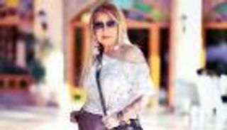 نادية الجندي في إطلالة شبابية.. كتف مكشوف وحذاء رياضي