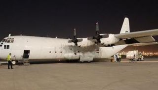 طائرة تحمل مساعدات مقدمة من الإمارات إلى باكستان