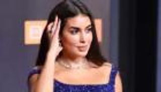 ياسمين صبري في أحدث ظهور.. أحمر ناري ومجوهرات براقة